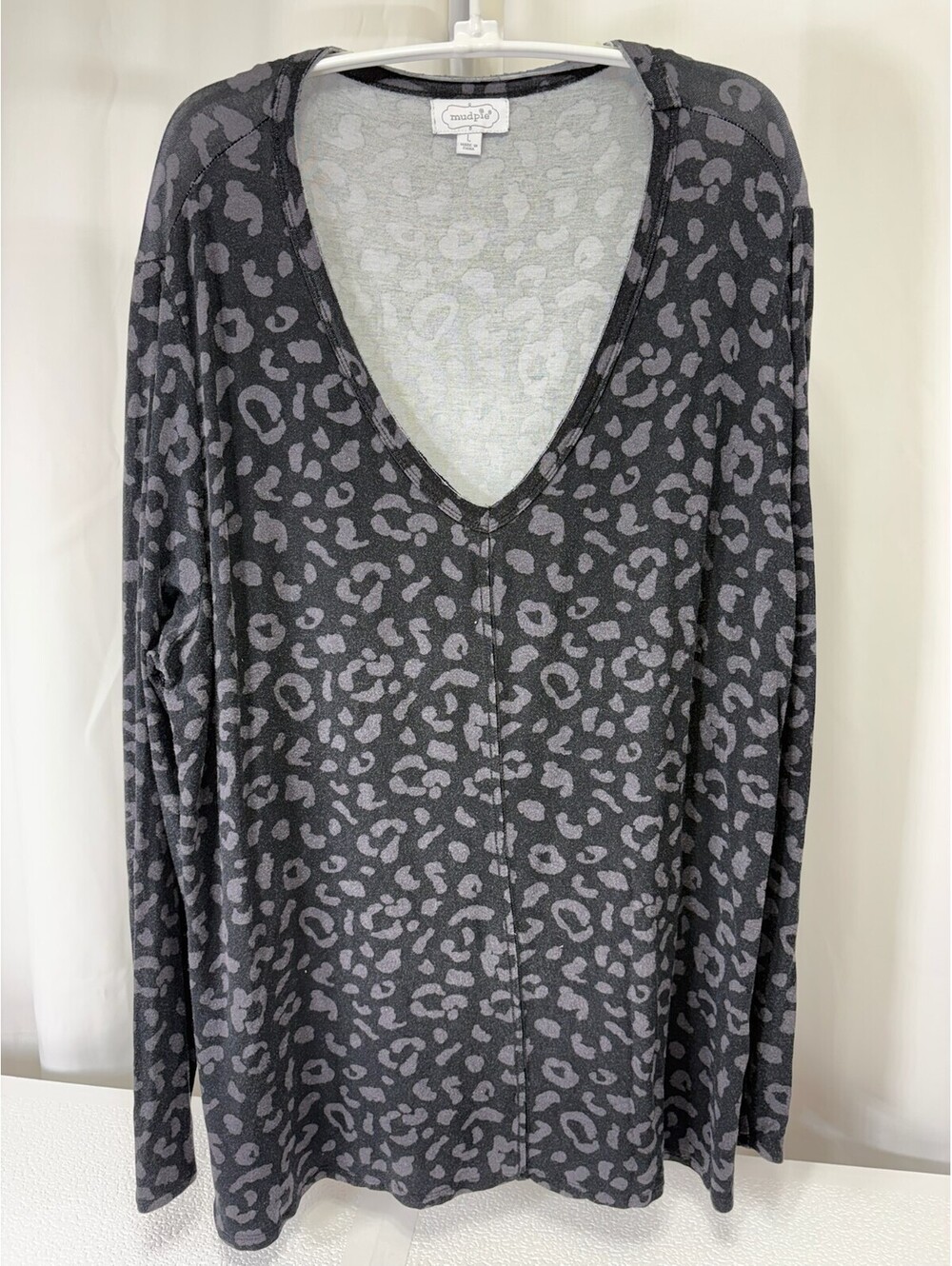 Mudpie Women's Long Sleeve V-Neck Leopard Print Top, Size Large 271D